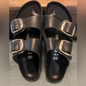 BIRKENSTOCK - BLACK ARIZONA BIG BUCKLE. 40 (9-9.5) Worn once - LIKE NEW!